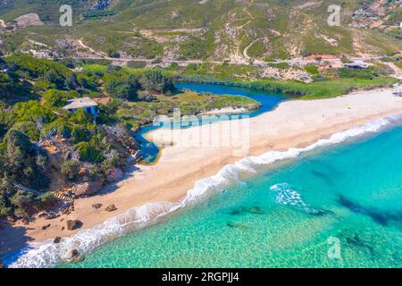 Charmant village de pêcheurs grec d'Armenistis dans un matin calme d'été. Port avec plage locale dans l'eau claire transparente à Ikaria, Grèce Banque D'Images