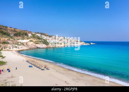 Charmant village de pêcheurs grec d'Armenistis dans un matin calme d'été. Port avec plage locale dans l'eau claire transparente à Ikaria, Grèce Banque D'Images