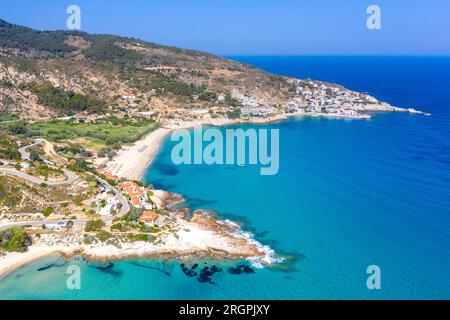 Charmant village de pêcheurs grec d'Armenistis dans un matin calme d'été. Port avec plage locale dans l'eau claire transparente à Ikaria, Grèce Banque D'Images