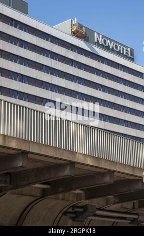 Novotel Hotel at the Hammersmith Flyover London Banque D'Images