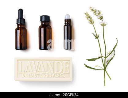 fleurs de lavande blanche rares, savon et petits flacons pour huiles essentielles isolés sur fond blanc, huile essentielle naturelle ou parfum Banque D'Images