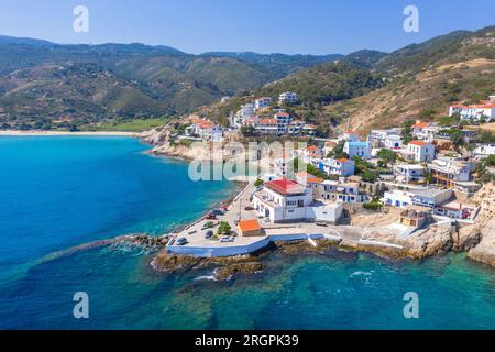 Charmant village de pêcheurs grec d'Armenistis dans un matin calme d'été. Port avec plage locale dans l'eau claire transparente à Ikaria, Grèce Banque D'Images