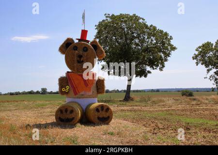 Vue d'un ours en peluche fait de balles de foin ici situé dans la belle campagne française entourant la ville de Châteauroux dans le centre rural de la France. Banque D'Images