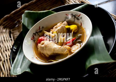 Tom Yum est une soupe de poulet originaire de Thaïlande et on peut dire que c’est l’un des plats les plus connus de la cuisine thaïlandaise. Banque D'Images