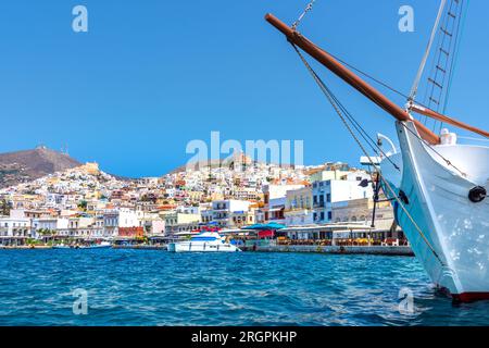 Vue panoramique sur les villes d'Ermoupoli et d'Ano Syra sur l'île de Syros, les îles Cyclades, la Grèce, l'Europe. Banque D'Images