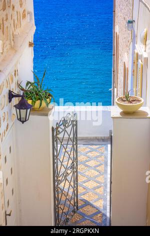 Vue panoramique sur les villes d'Ermoupoli et d'Ano Syra sur l'île de Syros, les îles Cyclades, la Grèce, l'Europe. Banque D'Images