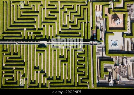 Kleinwelka, Allemagne. 11 août 2023. Les visiteurs se promènent le long du labyrinthe parmi les haies persistantes de thuja (vue aérienne prise par un drone). Crédit : Sebastian Kahnert/dpa/Alamy Live News Banque D'Images