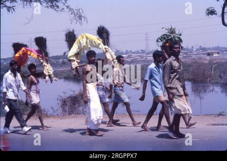 Dévots portant des fleurs pour le Seigneur Balaji, Temple Thirupathi, Andhra Pradesh, Inde Banque D'Images