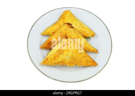 Samosas maison dans une assiette sur fond blanc. Cuisine orientale. Restauration rapide. Vue de dessus. Banque D'Images