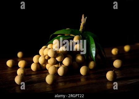 Longan (Lam-Yai) dans un stand de nourriture de rue dans la ville de Bangkok, Thaïlande. Banque D'Images