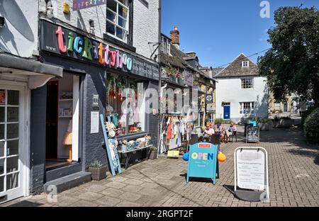 Chipping Norton boutiques et cafés à Middle Row avec des dîners à l'extérieur. Angleterre Royaume-Uni Banque D'Images