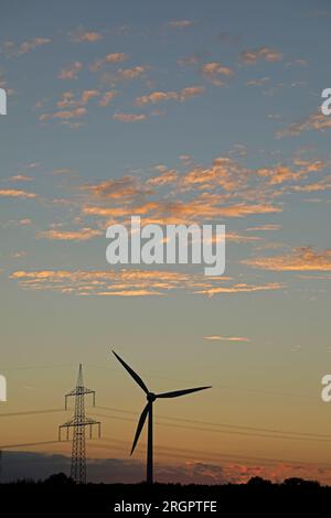 Rémanence, centrale éolienne, pylône, nuages, Melbeck, commune d'Ilmenau, Basse-Saxe, Allemagne Banque D'Images