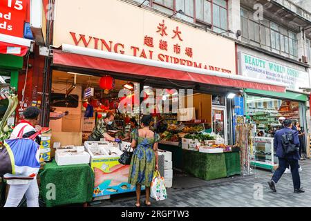 Electric Avenue Brixton, magasins d'alimentation ethnique, étals de marché, supermarchés, les gens faisant du shopping à Brixton Market, au sud de Londres, Angleterre Banque D'Images