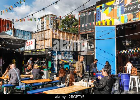 Pop Brixton, projet communautaire pop-up avec bars indépendants branchés, restaurants, cafés, lieu d'événement, Brixton, Londres, Royaume-Uni Banque D'Images