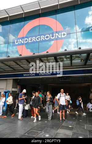 Station de métro Brixton, extérieur de l'entrée et de la sortie de la station de métro, personnes, Brixton, Sud de Londres, Londres, Angleterre, Royaume-Uni Banque D'Images