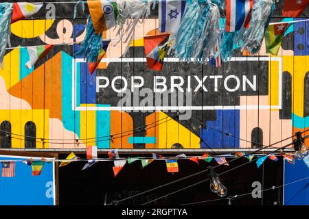 Pop Brixton logo, projet communautaire pop-up avec des bars indépendants branchés, restaurants, cafés, lieu de l'événement, Brixton, Londres, Royaume-Uni Banque D'Images