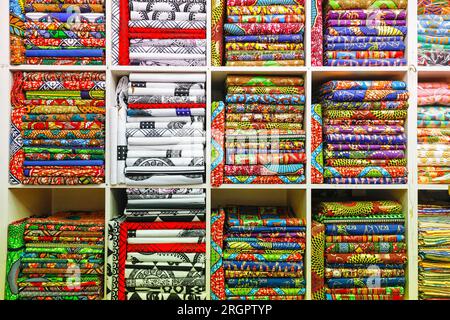 Tissus et motifs africains et afro-caribéens vendus dans une boutique à Brixton Village, arcade populaire du marché intérieur, Brixton, Londres du Sud, Angleterre, Royaume-Uni Banque D'Images