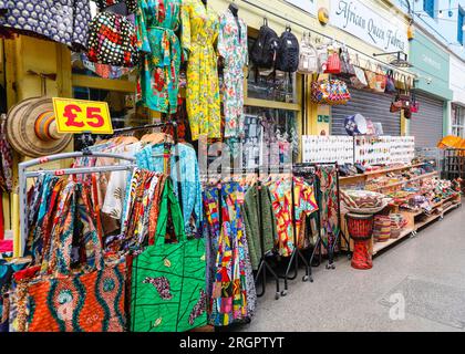 Stand de vêtements en tissu africain et afro-caribéen à Brixton Village, arcade populaire du marché intérieur à la mode avec des magasins, des bars, des restaurants, Brixton, Lonndo Banque D'Images