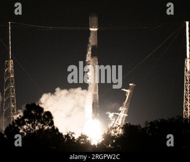 Une fusée SpaceX Falcon 9 lance le prochain lot de 22 satellites Starlink (mission ; Starlink 6-9), à 1:17 h du complexe de lancement 40 à la Station spatiale Cape Canaveral, Floride, le vendredi 11 août 2023. Photo de Joe Marino/UPI crédit : UPI/Alamy Live News Banque D'Images