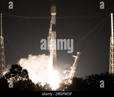 Une fusée SpaceX Falcon 9 lance le prochain lot de 22 satellites Starlink (mission ; Starlink 6-9), à 1:17 h du complexe de lancement 40 à la Station spatiale Cape Canaveral, Floride, le vendredi 11 août 2023. Photo de Joe Marino/UPI crédit : UPI/Alamy Live News Banque D'Images