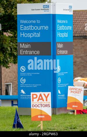 Eastbourne District General Hospital, Eastbourne, East Sussex, Royaume-Uni. , . Les médecins débutants du NHS commencent quatre jours de grève exigeant des améliorations des salaires et des conditions de travail. Crédit : Newspics UK South/Alamy Live News Banque D'Images