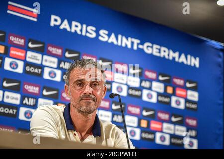 Paris, France. 11 août 2023. L'entraîneur espagnol de Paris Saint German Luis Enrique donne une conférence de presse après une séance d'entraînement dans la banlieue de Paris, en France, le 11 août 2023. Photo de Firas Abdullah/ABACAPRESS.COM crédit : Abaca Press/Alamy Live News Banque D'Images