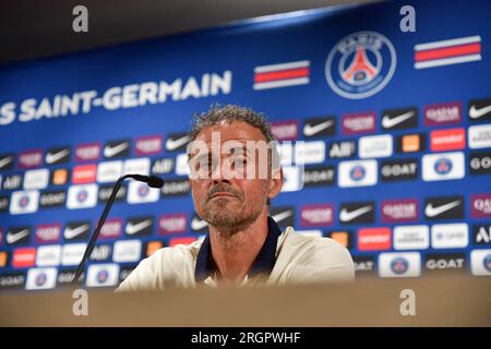 Paris, France. 11 août 2023. L'entraîneur espagnol de Paris Saint German Luis Enrique donne une conférence de presse après une séance d'entraînement dans la banlieue de Paris, en France, le 11 août 2023. Photo de Firas Abdullah/ABACAPRESS.COM crédit : Abaca Press/Alamy Live News Banque D'Images