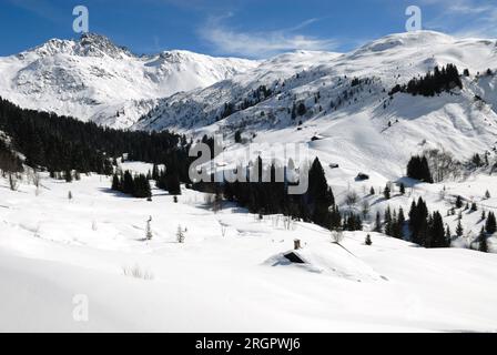 Montagne dans les Alpes françaises avec neige : près de hauteluce et Contamines Montjoie Banque D'Images