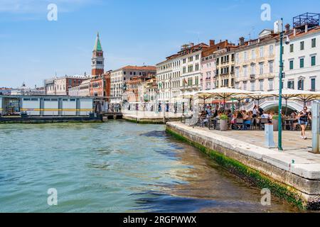 Venise, Italie - Mai 30 2023 : foules de touristes se promenant sur la ruelle pavée près du Grand Canal à Venise. Banque D'Images