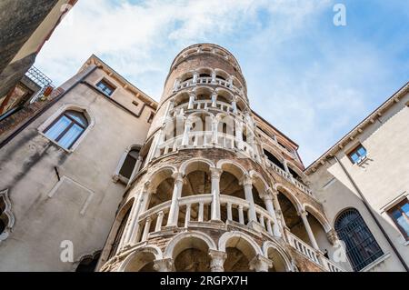 Vue avec la façade et l'escalier en colimaçon (scala) du Palazzo Contarini del Bovolo à Venise, Italie. Banque D'Images