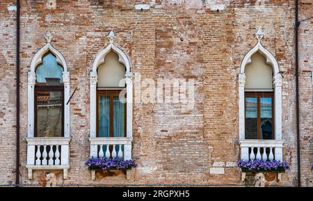 Gros plan avec une ancienne architecture médiévale, une fenêtre vénitienne et un balcon. Banque D'Images
