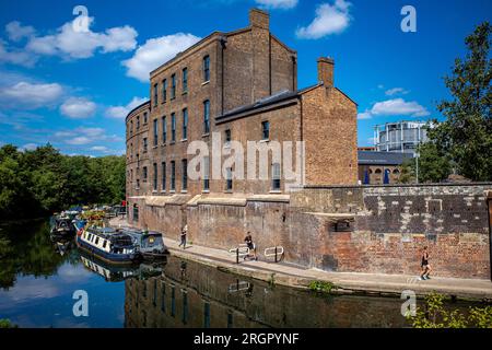 Regents Canal Granary Square Kings Cross London - reconcrement de bâtiments historiques en bordure de canalside à Coal Drops Yard King's Cross, Londres Banque D'Images