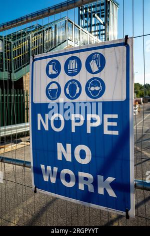 Pas d'EPI panneau pas de travail sur un chantier au Royaume-Uni. Avis EPI sur le chantier de construction. Santé et sécurité du chantier. Banque D'Images
