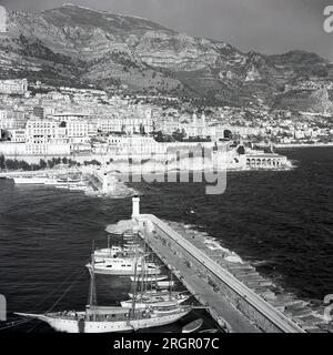 Années 1960, historique, vue aérienne de l'entrée du Port Hercule, le port en eau profonde de Monte Carlo, Monaco. Situé dans le quartier de la Condamine et utilisé depuis l'Antiquité, le port moderne a été construit en 1926. Banque D'Images