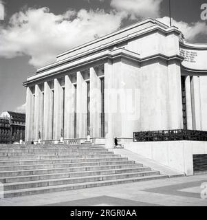 Années 1950, historique, extérieur du Palais de Chaillot, Paris, France. Construit dans le style «moderne» de l'architecture en 1937 pour l'exposition internationale, le bâtiment se trouve au sommet de la colline de Chailot dans le quartier du Trocadéro de la ville. Banque D'Images