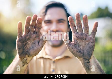 Jardinage, la saleté sur les mains et les palmiers de l'homme dans la nature pour l'agriculture, l'agriculture et la plantation de fleurs. Durabilité, campagne et homme avec Banque D'Images