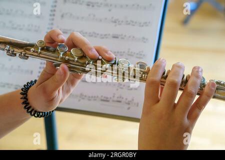 Gros plan des mains d'un musicien jouant de la flûte transversale Banque D'Images