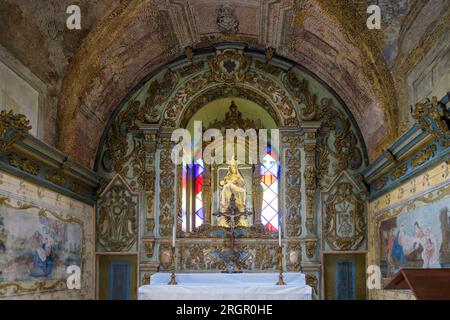Statue de Marie tenant son fils Jésus-Christ sur l'autel de l'église Santuário de Nossa Senhora da Piedade à Loulé, Algarve, Portugal, Europe Banque D'Images