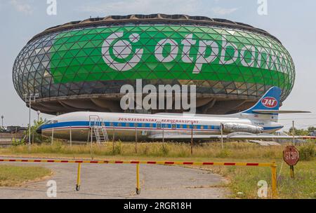 Belgrade, Serbie - 05 juillet 2021 : Yougoslaves Aerotransport Aviation Caravelle Aircraft Jat devant le musée aéronautique de l'aéroport Nikola Tesla. Banque D'Images