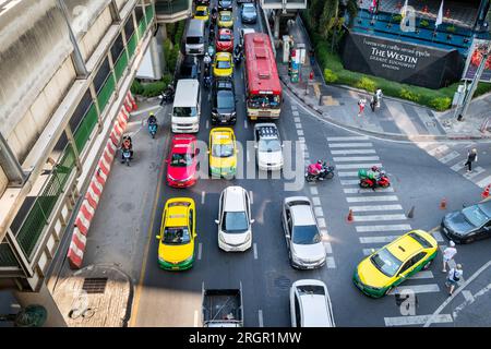 En regardant vers le bas sur Sukhumvit Rd De la station de train aérien Asoke BTS, Bangkok, Thaïlande. Banque D'Images