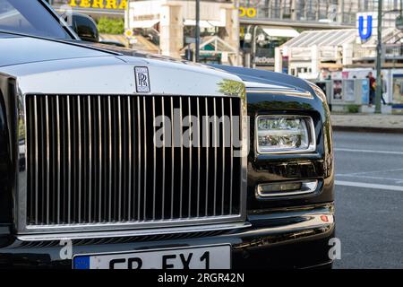 Devant d'une voiture Rolls Royce Phantom avec le panneau des transports en commun du métro en arrière-plan. Limousine de luxe en vue rapprochée. Banque D'Images