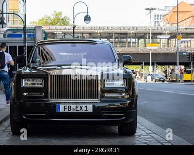 Rolls Royce Phantom parking de luxe à côté de la rue. La limousine noire brillante à vide. Les bâtiments des transports publics sont en arrière-plan Banque D'Images