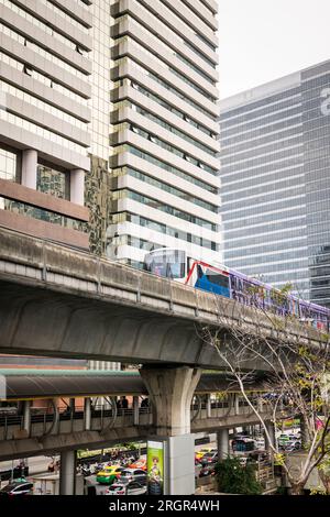 Un train aérien passe au-dessus de Silom Rd. Bangkok Thaïlande. Banque D'Images