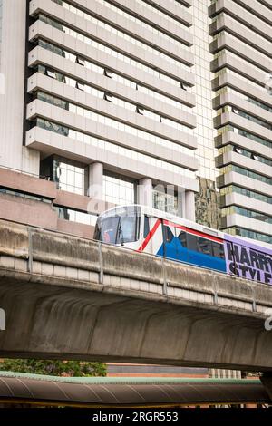 Un train aérien passe au-dessus de Silom Rd. Bangkok Thaïlande. Banque D'Images