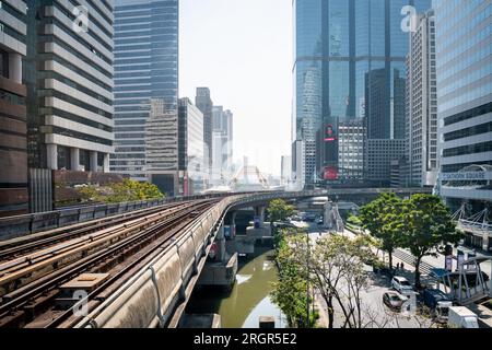 Un train passe par la station de train aérien de Chong Nonsi BTS sur Naradhiwas Rajanagarindra Rd. Bangkok Thaïlande. Banque D'Images