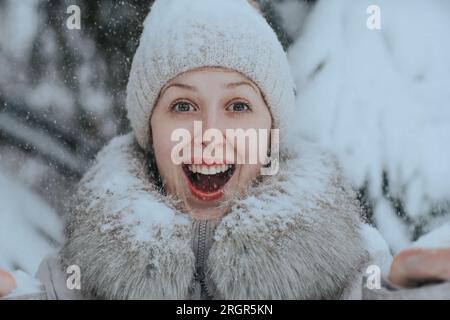 Portrait d'une femme surprise par temps enneigé Banque D'Images