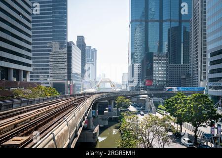 Un train passe par la station de train aérien de Chong Nonsi BTS sur Naradhiwas Rajanagarindra Rd. Bangkok Thaïlande. Banque D'Images