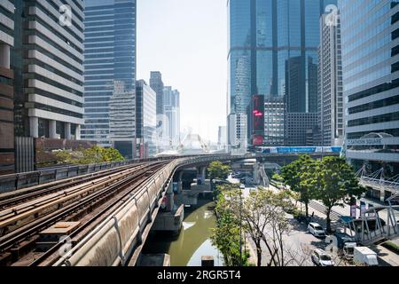 Un train passe par la station de train aérien de Chong Nonsi BTS sur Naradhiwas Rajanagarindra Rd. Bangkok Thaïlande. Banque D'Images