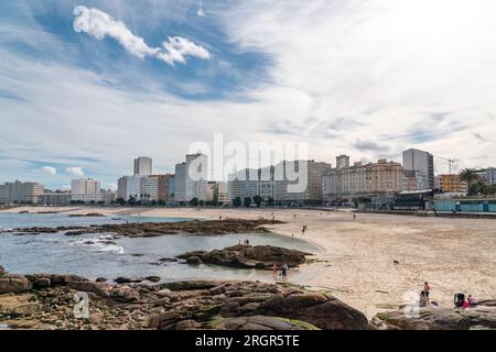 A Coruna, ESPAGNE - octobre 30 2022 : vue panoramique d'Une ville de Coruna. Vue sur la plage de Riazor. Dans sa continuation vers le nord-est se trouve la plage de Orzán. Banque D'Images