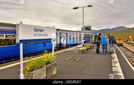 ScotRail Station Corrour Scotland un train sur la voie et des passagers sur le quai éloigné en été Banque D'Images